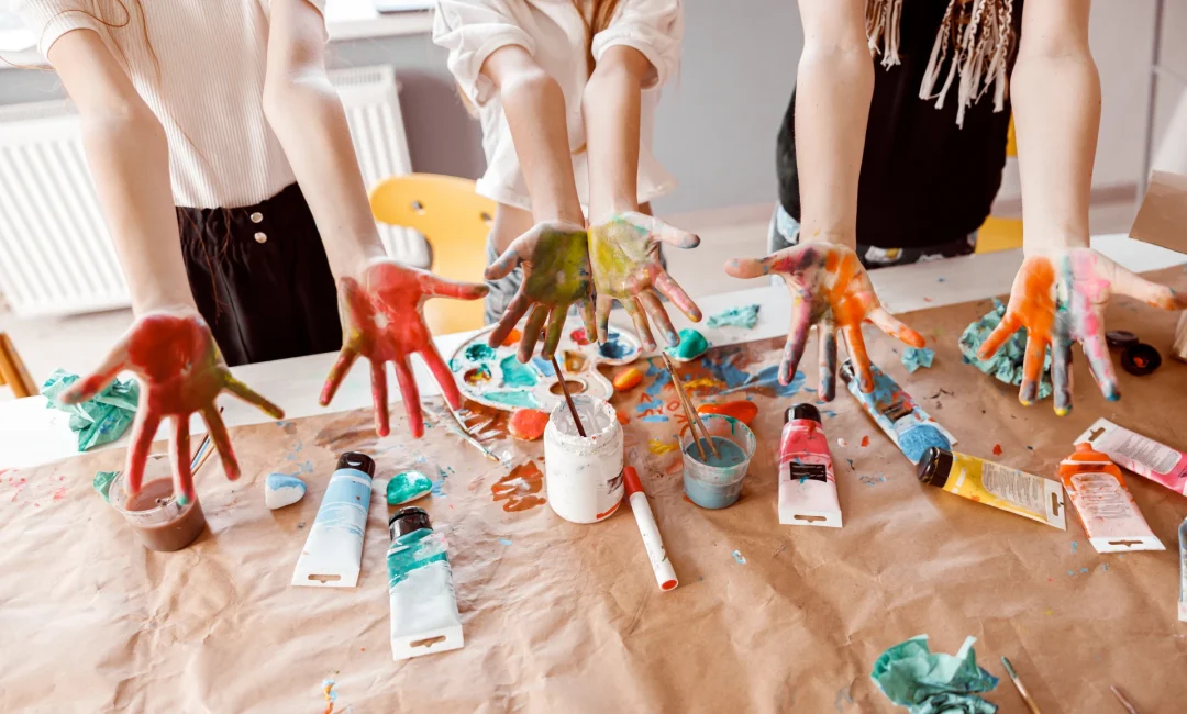 children-painting-with-their-hands-in-home-studio-2026-01-07-06-00-23-utc