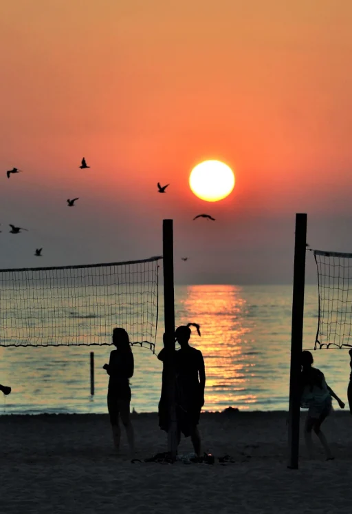 volleyball-at-the-beach-with-orange-sunset-2026-03-17-00-01-10-utc